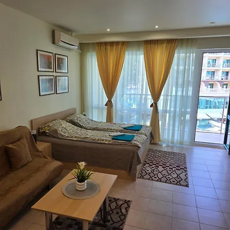 212s Miramar Sunny Апартамент *